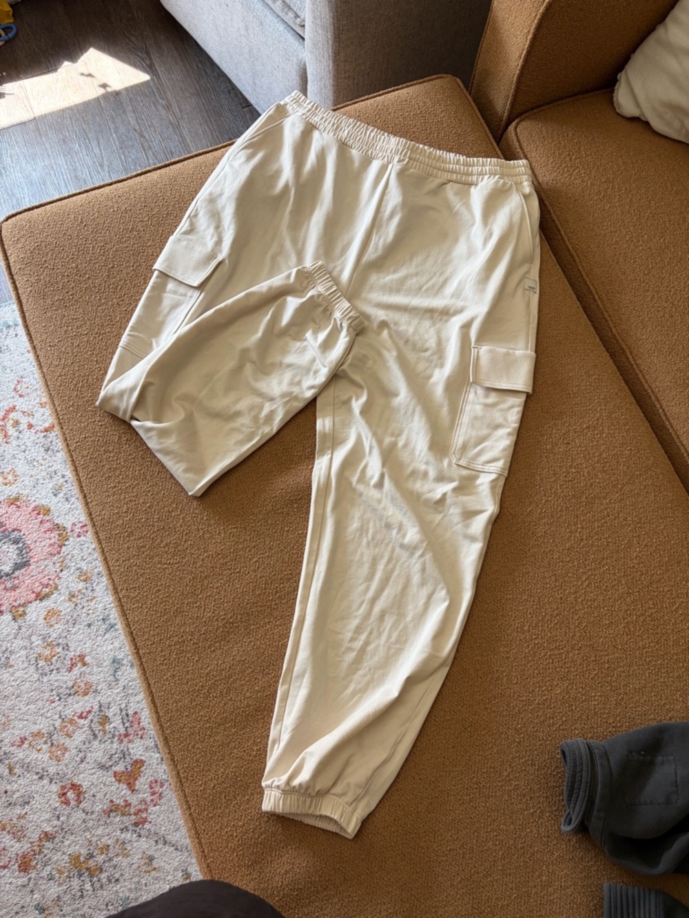 Vuori Boyfriend Cargo Sweatpant in Milkweed Heather